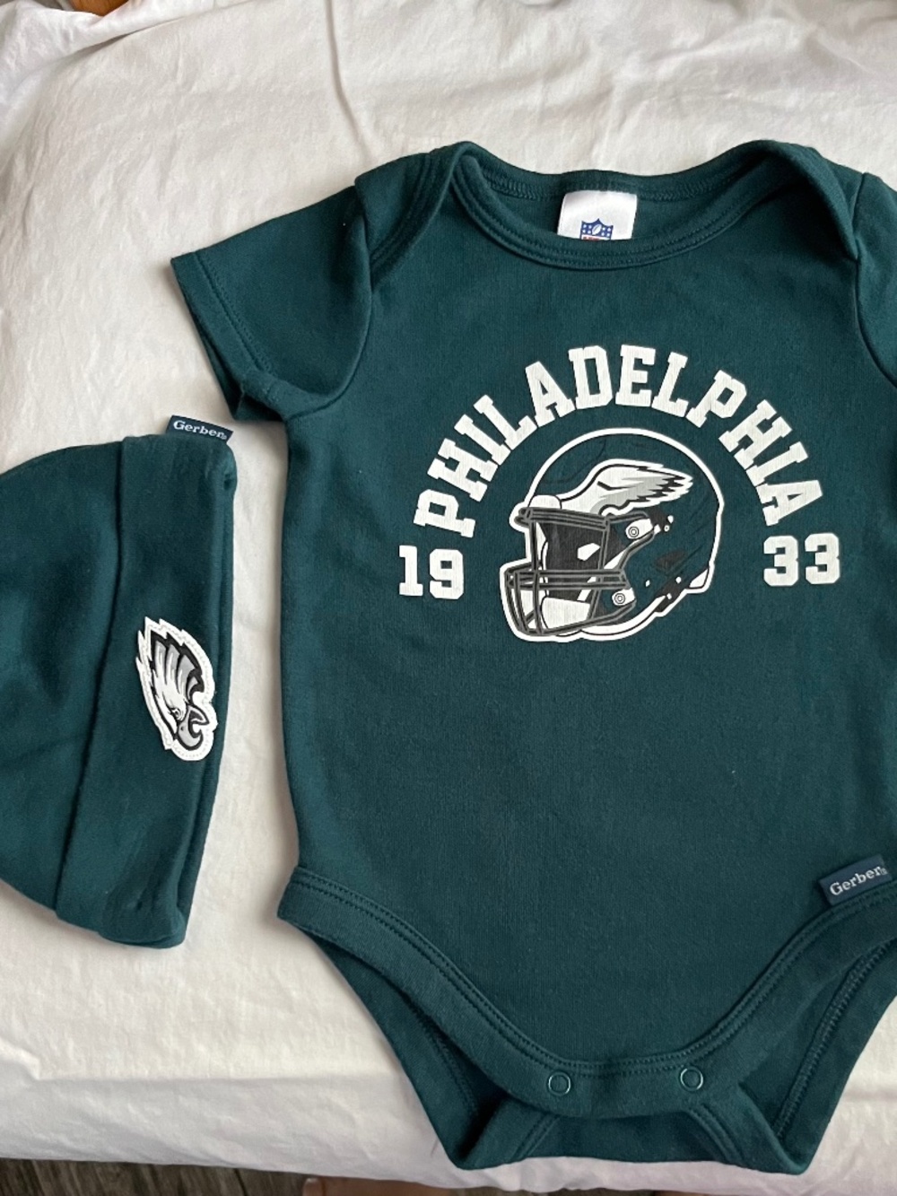 Philadelphia Eagles baby onesie & hat to 3 months reen NFL sports baby clothes